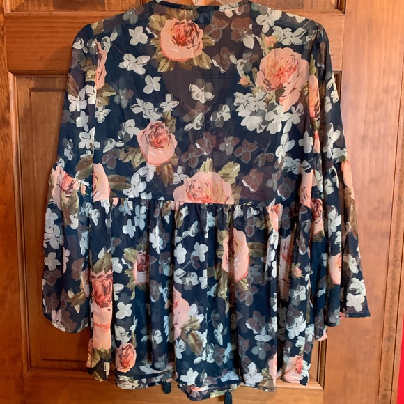 Show me your mumu shirt size medium - Picture 3 of 4